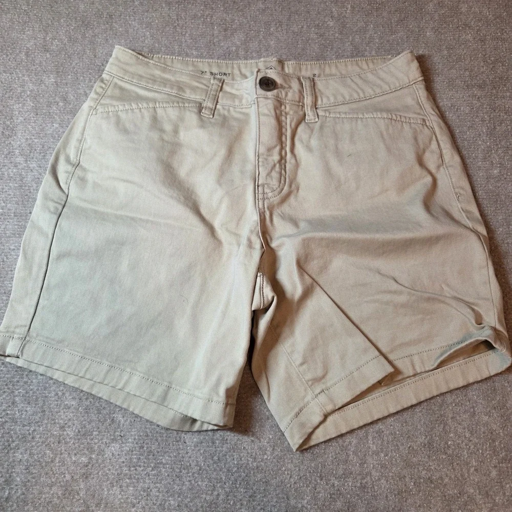 St. Johns Bay Womens Khaki Chino Shorts Tan 7 Inch Inseam Size 2 Stretch Twill